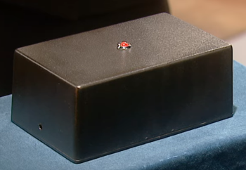 Internet z serialu IT Crowd, małe czarne plastikowe pudełko z niewielkim czerwonym światełkiem na górze